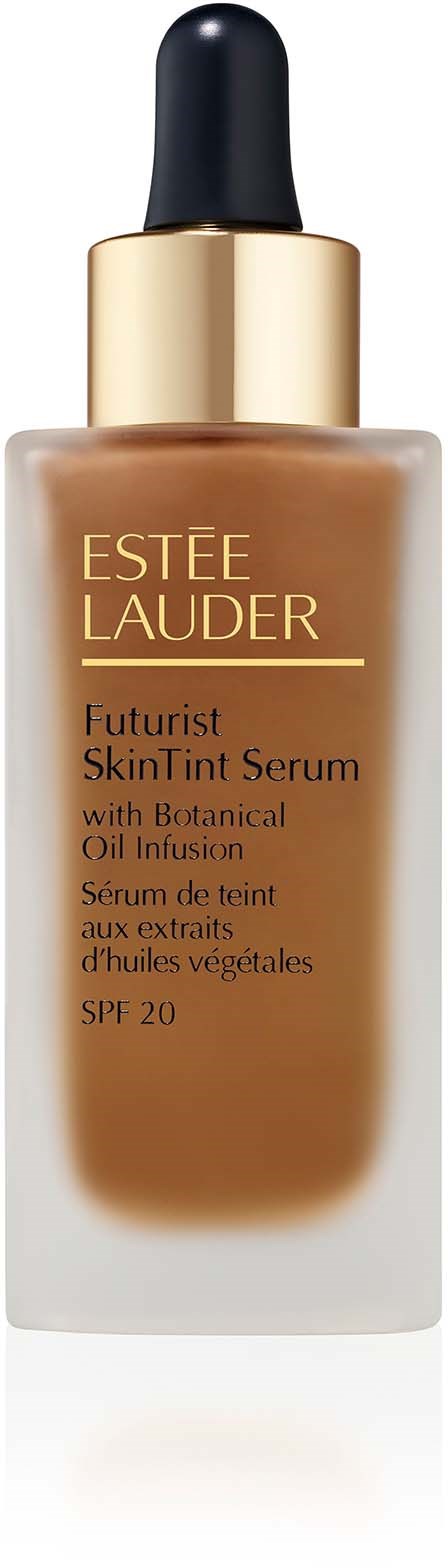 Een flesje van Estee Lauder Futurist SkinTint Serum met druppelaar, gouden dop en beige vloeistof.