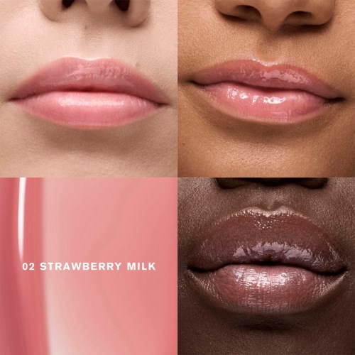 Vier close-up beelden van lippen met glanzende lippenstift in verschillende tinten, inclusief één met label '02 Strawberry Milk.'