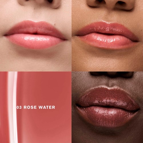 Vier close-up beelden van lippen: lichte, bruine, roze en donkere huidtinten, allemaal met glanzende roze lippen.