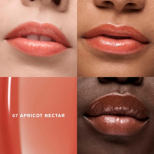 De afbeelding toont vier close-ups van lippen met verschillende huidtinten en glanzende lipgloss. Tekst zegt "07 Apricot Nectar".