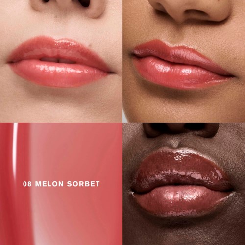 Close-up van lippen met verschillende huidtinten en lipglans, gemarkeerd '08 Melon Sorbet'.