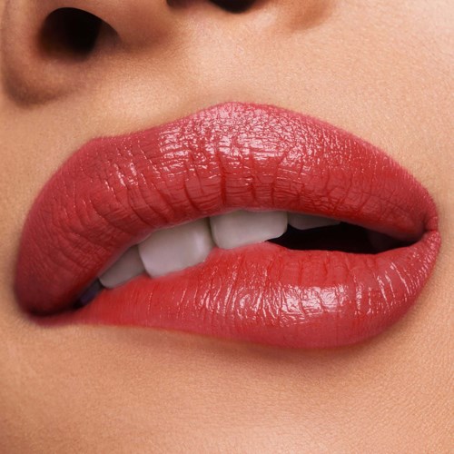 Nahaufnahme von Lippen mit rotem Lippenstift, teilweise geöffneter Mund mit sichtbaren Zähnen, Haut im Fokus.