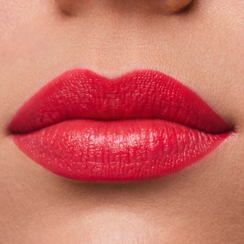 Close-up van felroze lippenstift op volle lippen met glad huid eromheen.