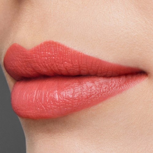 Close-up van lippen met lichte roze lippenstift en gladde huid.