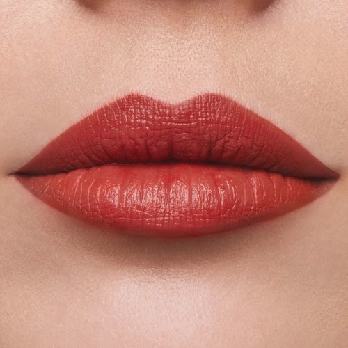 Close-up van lippen met donkerroze lipstick, toont textuur en natuurlijke lijnen.