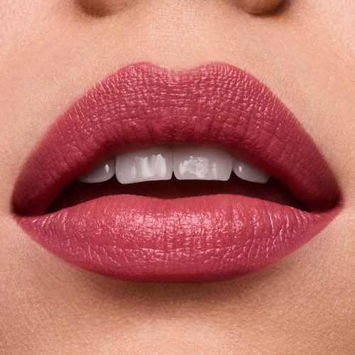Close-up van lippen met roze lippenstift, licht geopend, toont tanden.