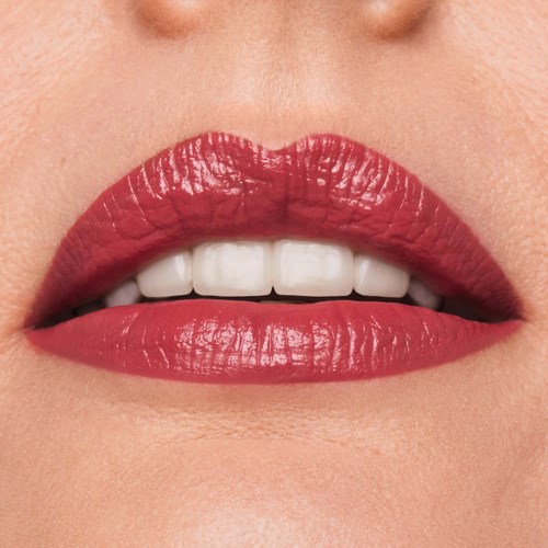 Close-up van lippen met rode lippenstift, toont tanden en deel van de neus.