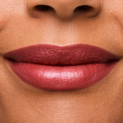 Close-up van lippen met roze lipstick, huid rondom neus zichtbaar.