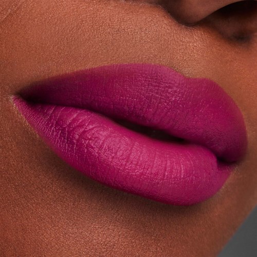 Nahaufnahme von Lippen mit pinkem Lippenstift und glatter Haut.