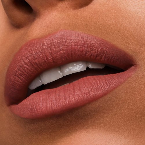 Close-up van lippen met roze lippenstift, gladde huid en zichtbaar gebit.