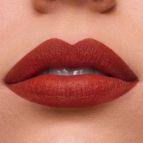 Nahaufnahme von Lippen mit rot-orange Lippe, leicht geöffnet, zeigt Zähne und glatte Haut.