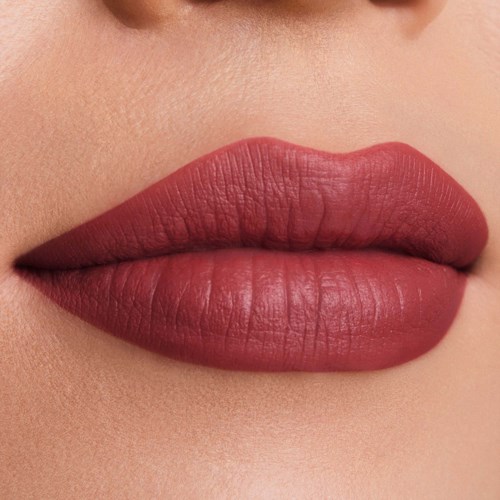 Close-up van rode lippen met glad, licht glanzende huid en natuurlijke uitstraling.