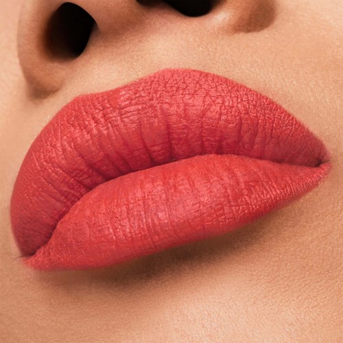 Nahaufnahme von Lippen mit rosa Lippenstift und sichtbarer Hautstruktur.