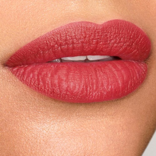 Close-up van lippen met rode lipstick, licht geopend, tanden zichtbaar.