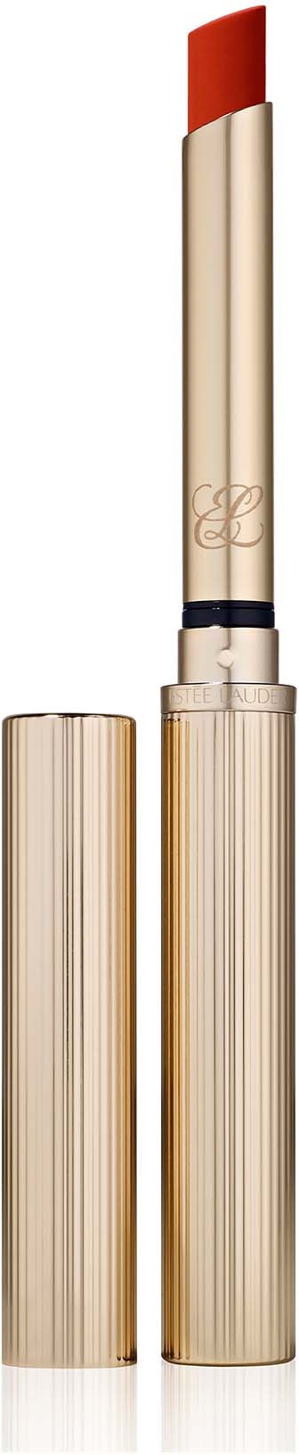Een lippenstift met een gouden huls, een zwarte ring en rood lippenstift zichtbaar.
