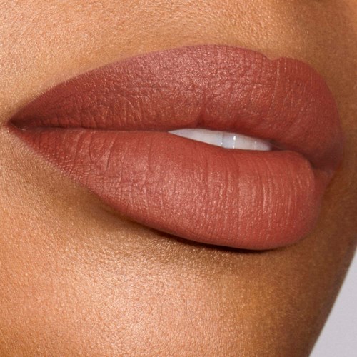 Close-up van volle lippen, licht geopend, met een natuurlijke roze-bruin kleur en soepele textuur.