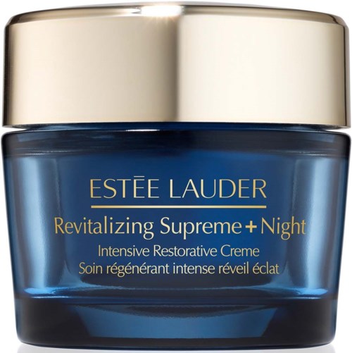Een blauw potje met een gouden deksel met Estee Lauder crème, getiteld Revitalizing Supreme+ Night voor nachtelijke huidverzorging.