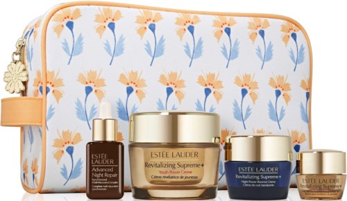 Een set Estée Lauder verzorgingsproducten met oranje, blauwe en gouden verpakking, voor een bloemen tas.