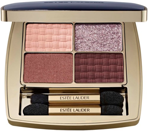 Een make-up palette met vier oogschaduwkleuren en twee kleine kwasten in een gouden kistje.