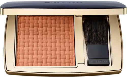 Een compact met perzikkleurige blush en een kleine kwast, merknaam Estee Lauder op de kwast.