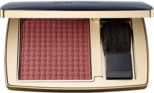 Een make-up compact met roze blush en een kwastje, merk Estee Lauder.