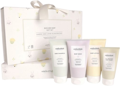 Set babyverzorgingsproducten in een doos met strik, inclusief shampoo, was, lotion en crème, allemaal in zachte pastelkleuren.