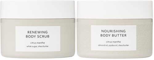Twee huidverzorgingscontainers, één voor lichaamscrème en één voor lichaamsboter, beiden met citrusgeur en eenvoudige labels.
