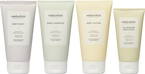 Vier Baby-Pflegeprodukte: Waschlotion, Shampoo, Lotion und Creme in hellen Tuben mit Textetiketten.
