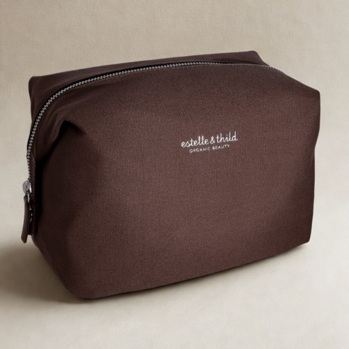 Bruine make-up tas met ritssluiting, met de tekst 'estelle & thild ORGANIC BEAUTY'.