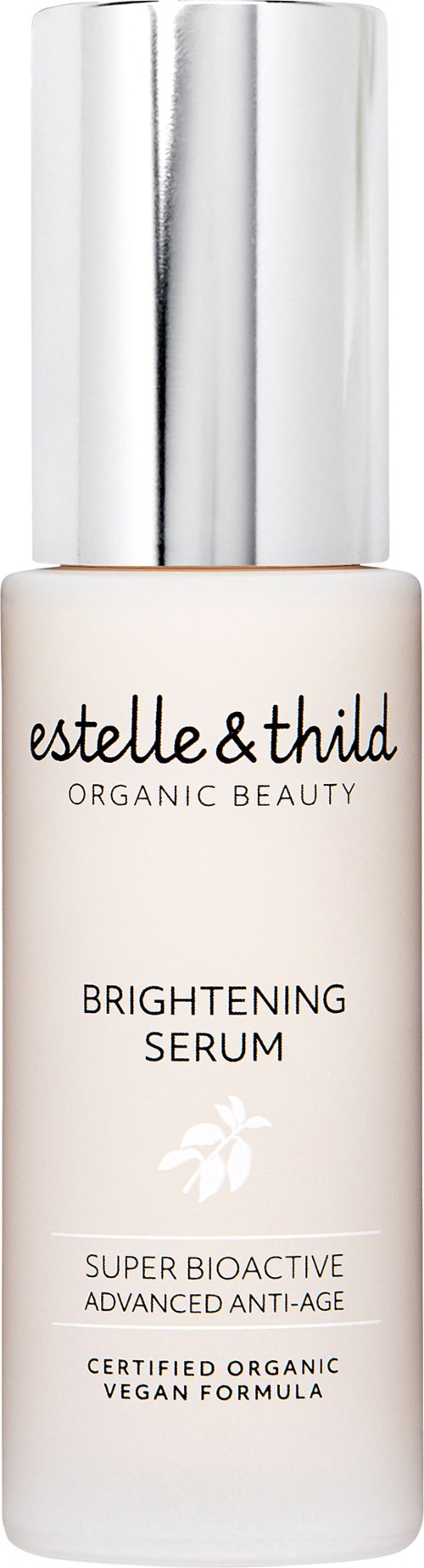 Een witte fles met een zilveren dop, gemarkeerd "estelle&thild" en "Brightening Serum." Het is biologisch, veganistisch en anti-veroudering.