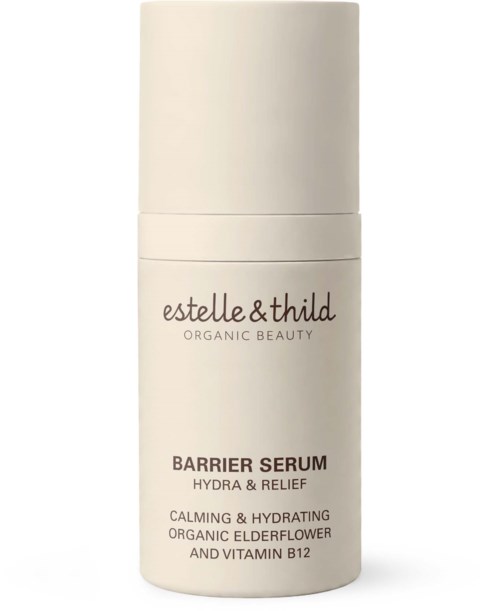 En vit flaska med svart text som visar Estelle & Thild Barrier Serum, ett lugnande och återfuktande organiskt fläderblomssyra med vitamin B12.