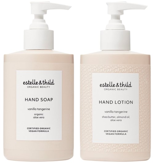 Twee beige flessen met witte pompen, gelabeld als handzeep en handlotion, bevatten biologische en veganistische ingrediënten.