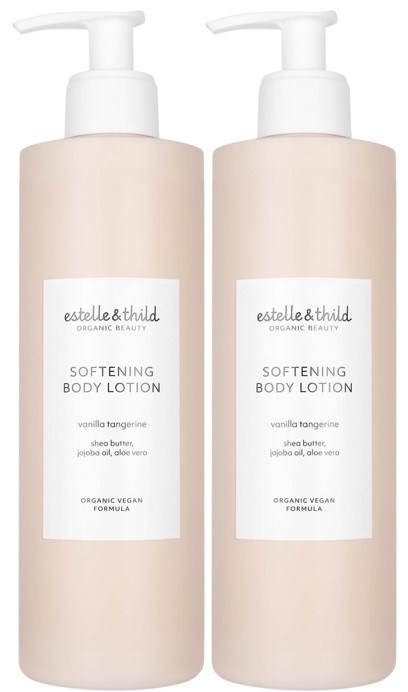 Twee beige flessen met verzachtende bodylotion met witte pomp en labels. De lotion bevat vanille-tangerine en is biologisch.