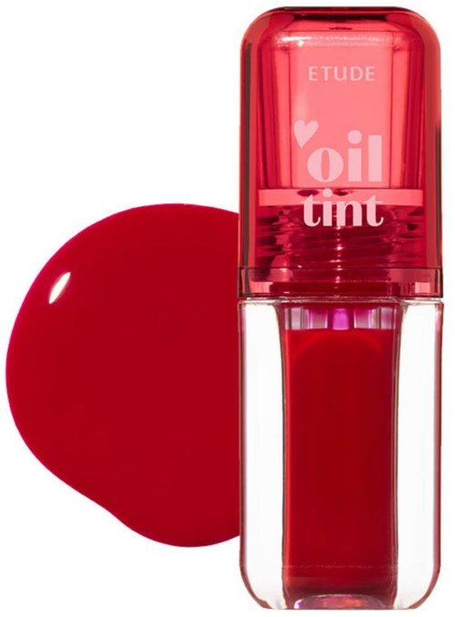 Een rood lipbalsem flesje met een klodder vergelijkbare rode kleur ernaast.
