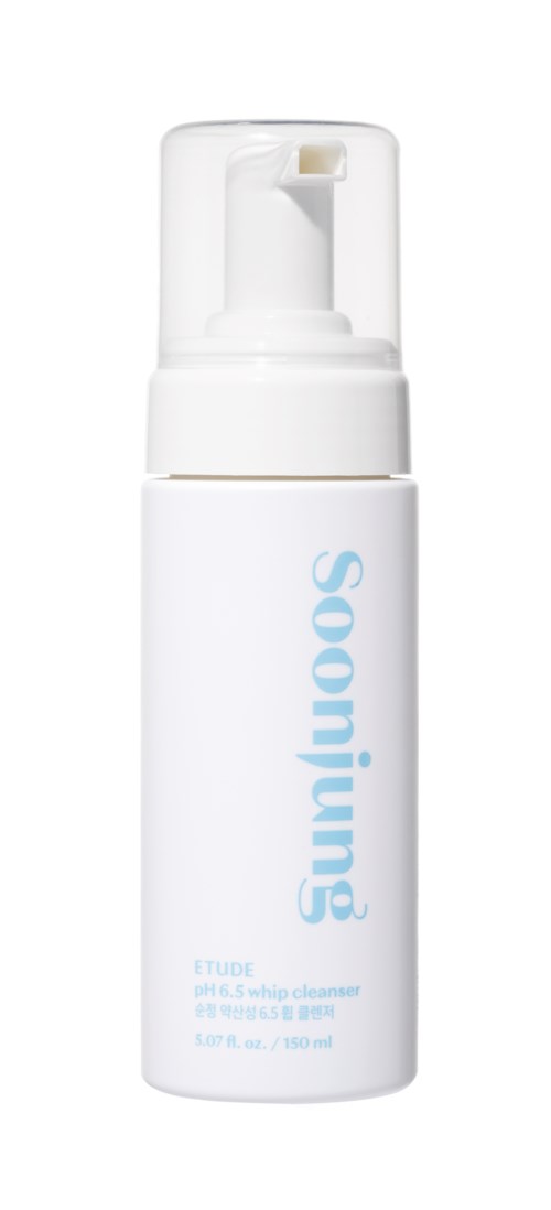 Een witte fles met pomp, gemarkeerd 'Soyoung', lijkt een huidreinigingsproduct of gezichtsproduct te zijn.