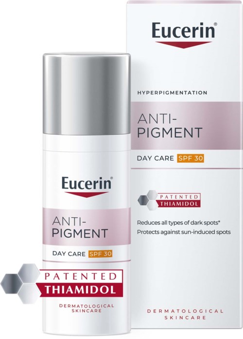 Een witte en zilveren flesje Eucerin anti-pigment dagverzorging met SPF 30, ook met doos.