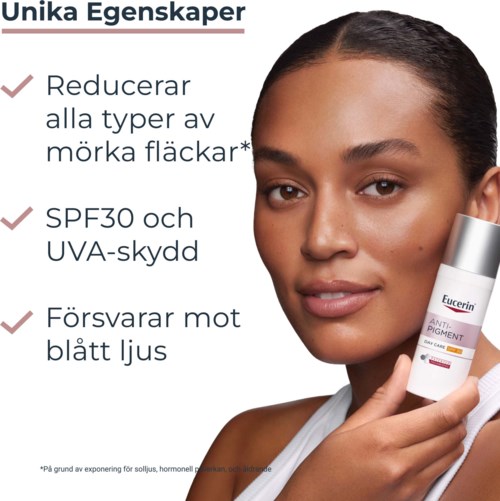 Een vrouw houdt een zonnebrandcrème fles, met tekst die voordelen voor de huid uitlegt zoals het verminderen van donkere vlekken en bescherming tegen zonlicht.