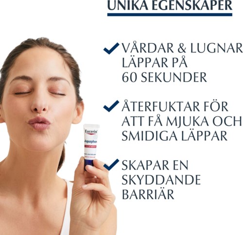 Vrouw met gesloten ogen en samengeperste lippen, houdt een tube Aquaphor vast, naast tekst over huidvoordelen.