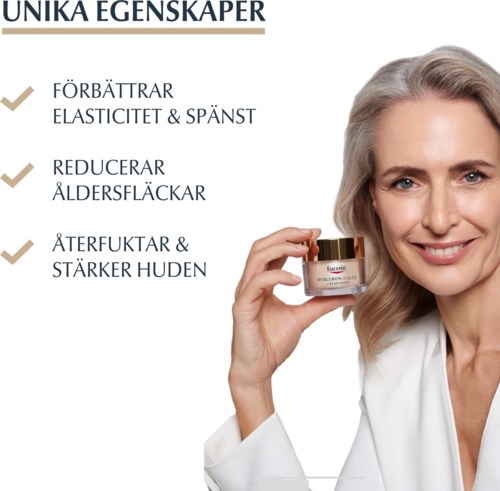 Een vrouw met blond haar houdt een klein potje huidverzorgingscrème en glimlacht naast Zweedse tekst over productvoordelen.