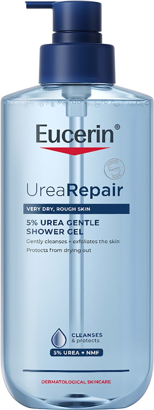 En klar plastflaske med Eucerin Urea Repair dusjgelflaske med blå pumpe, etikett som viser produktinformasjon og fordeler.