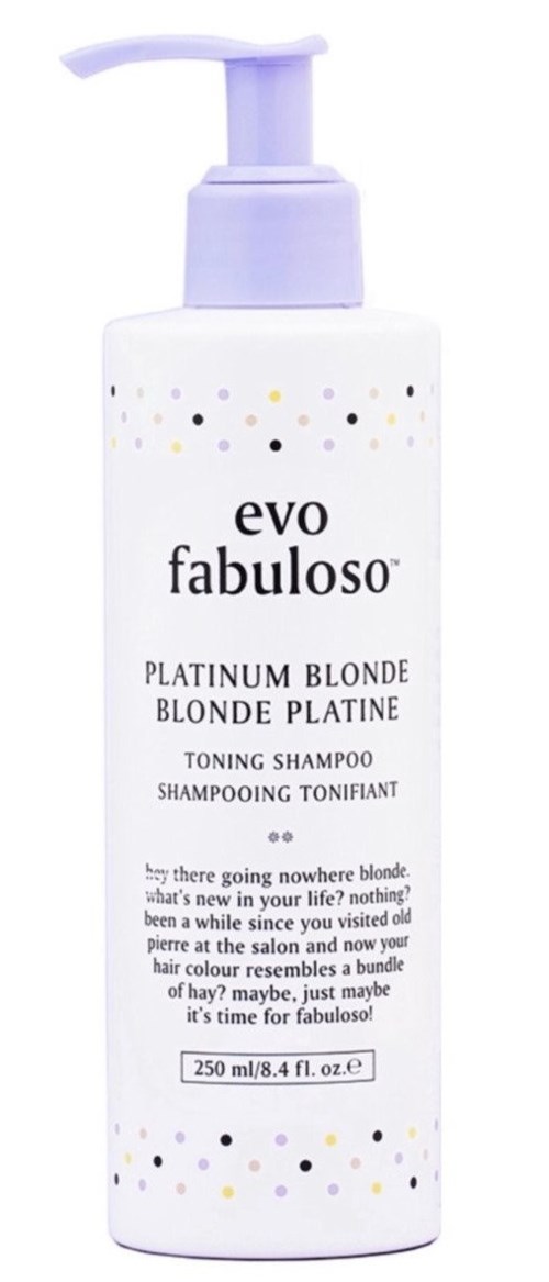 En vit flaska med pump, märkt 'evo fabuloso', innehåller toningsschampo för platinablont hår.