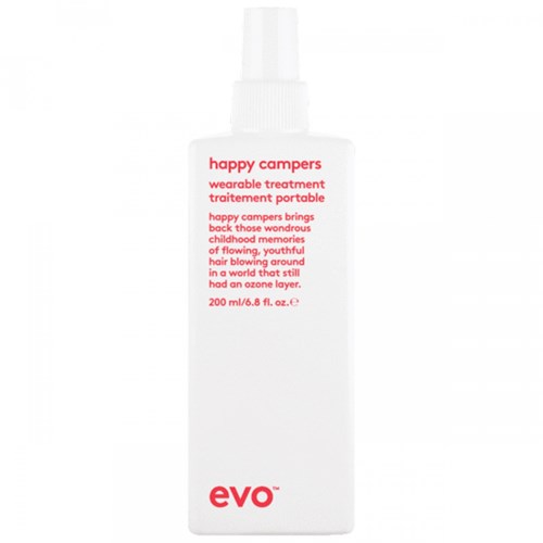 Eine weiße Flasche mit rotem Text mit den Titeln "happy campers" und "evo" am unteren Ende, wird zur Behandlung verwendet.