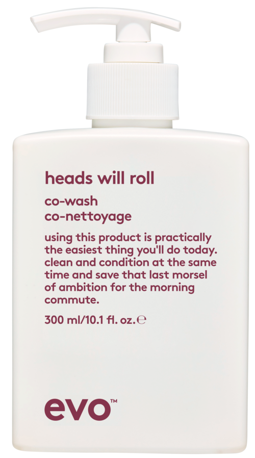 Een witte fles met pomp, gelabeld 'heads will roll', voor co-wash, van het merk evo. Het heeft beschrijvende tekst.