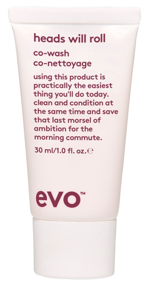 Eine weiße Tube mit dunkelrotem Text beschreibt ein Co-Wash-Produkt namens "heads will roll" von Evo, mit Fokus auf Komfort und Morgenroutinevorteile.