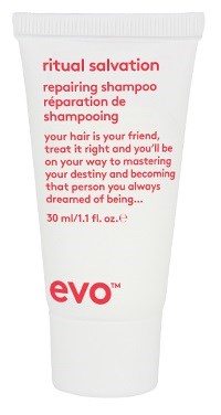 Een witte shampoo tube met rode tekst over haarreparatie en verzorging, merk Evo Ritual Salvation.