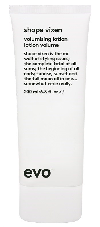 Eine weiße Tube mit schwarzem Text, beschriftet 'Shape Vixen' volumizing lotion von Evo, enthält 200 ml.