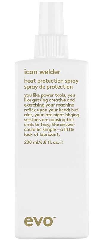 En hvit sprayflaske med etikett om varmebeskyttelsesspray, merke EVO, 200 ml, for å beskytte verktøy og seg selv.