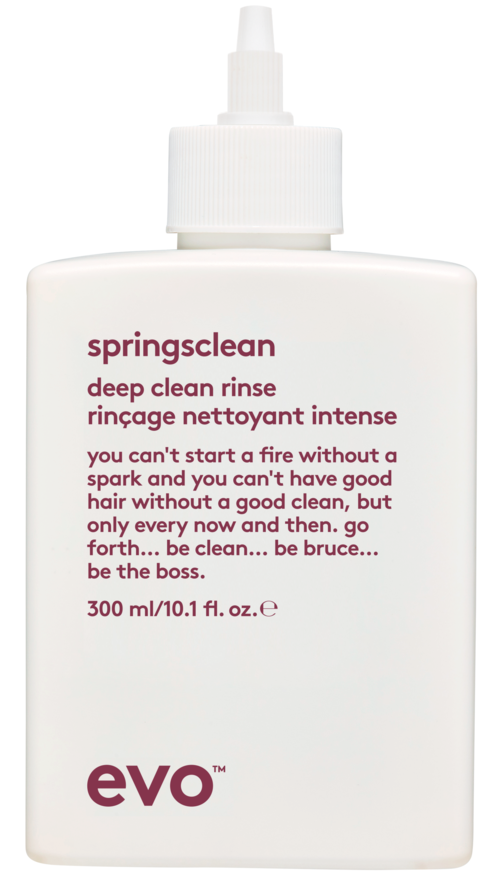 Valkoinen pullo pumbulla, etiketissä lukee 'springsclean deep clean rinse' ja tekstiä puhdistuksesta ja hiustenhoidosta.