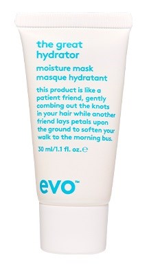 Eine weiße Tube mit blauer Schrift über eine Feuchtigkeitsmaske namens 'the great hydrator'. Sie beschreibt die Maske als sanft und vergleichbar mit einem Freund.