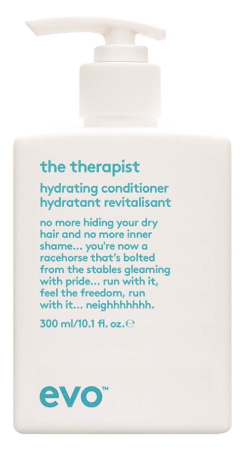 Eine weiße Flasche mit Pumpkopf, beschriftet als feuchtigkeitsspendender Conditioner von evo, mit blauer Schrift und poetischer Beschreibung.